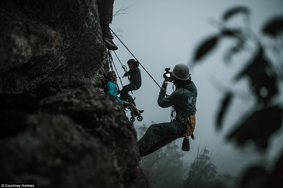 Quá trình chuẩn bị cho bức hình thực sự rất tốn thời gian và công sức. Nhiếp ảnh gia Von Wong cũng treo mình bên vách núi cùng với mẹ con chị Sarah.