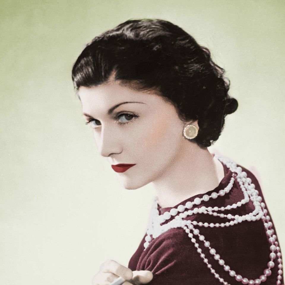 Câu chuyện bí ẩn đằng sau dòng nước hoa huyền thoại - 5 Nhà thiết kế Coco Chanel từng đặt hàng công thức nước hoa cho Chanel No 5 với yêu cầu khiến cho “những chuyên gia pha chế nước hoa cũng phải ghen tị”.