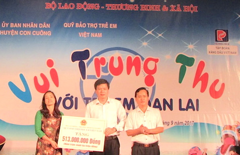 “Vui Trung thu với trẻ em Đan Lai” - 1 Ông Nguyễn Đình Hùng - Tỉnh ủy viên, Bí thư Huyện ủy Con Cuông đón nhận quà từ Quỹ bảo trợ trẻ em Việt Nam cho các em nhỏ huyện Con Cuông nhân dịp Tết Trung thu.