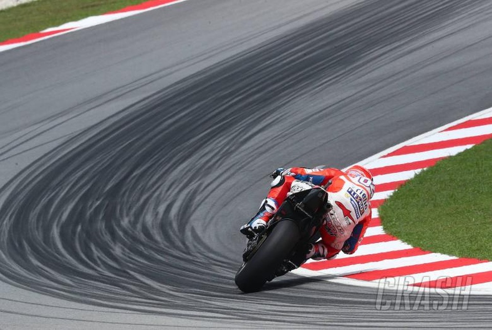 Dovizioso giành chiến thắng tại Sepang khiến Marquez không thể vô địch sớm - 2 Dovizioso giành chiến thắng tại Sepang khiến Marquez không thể vô địch sớm - 2