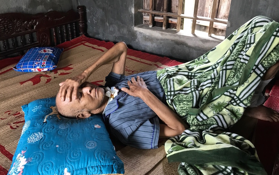 Chuyện buồn ở một xã nghèo: Vợ liệt sĩ tái giá phải nộp tiền để được hưởng chế độ? - 5 Ông Trần Văn Khanh mù hai mắt, nằm một chỗ, giờ bệnh tật nhưng ông vẫn chưa nhận được chế độ người cao tuổi khuyết tật đặc biệt.