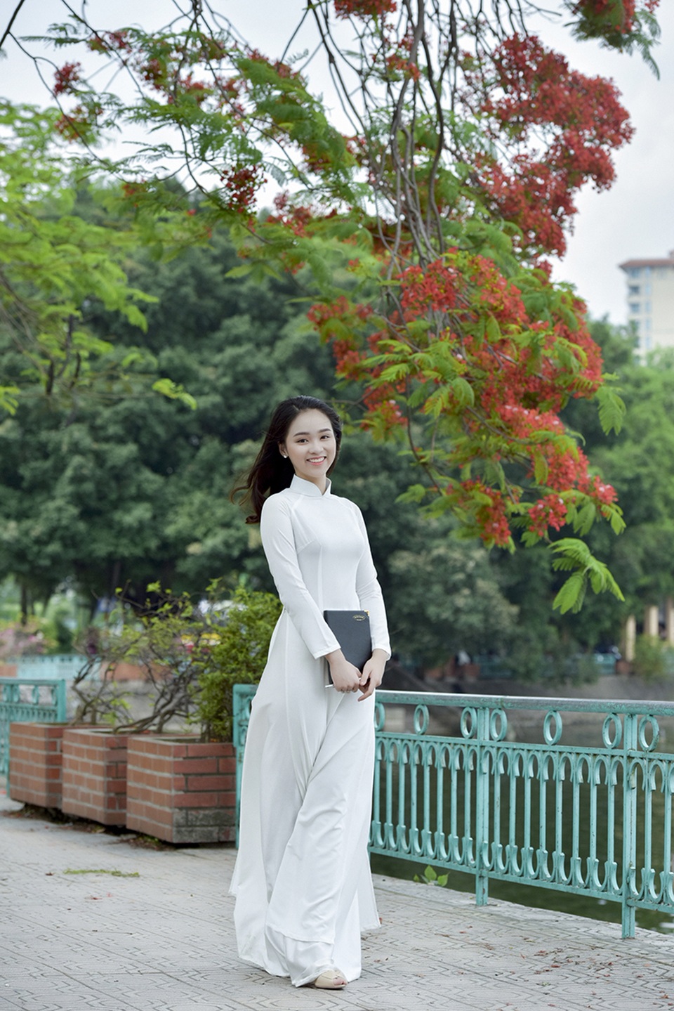 Nữ sinh tuổi 16 lãng mạn bên chùm hoa phượng đỏ - 2 Nguyễn Ngọc Anh - nữ sinh lớp 10 trường THPT Nguyễn Bỉnh Khiêm (Hà Nội) vừa có một bộ ảnh rất đẹp tại đây.