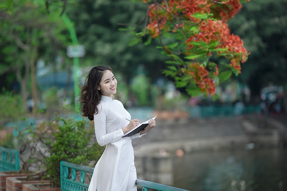 Nữ sinh tuổi 16 lãng mạn bên chùm hoa phượng đỏ - 3
Là học sinh, Ngọc Anh yêu vẻ đẹp của tà áo dài trắng. Và em muốn thực hiện bộ ảnh này để lưu lại ký ức tuổi học trò.