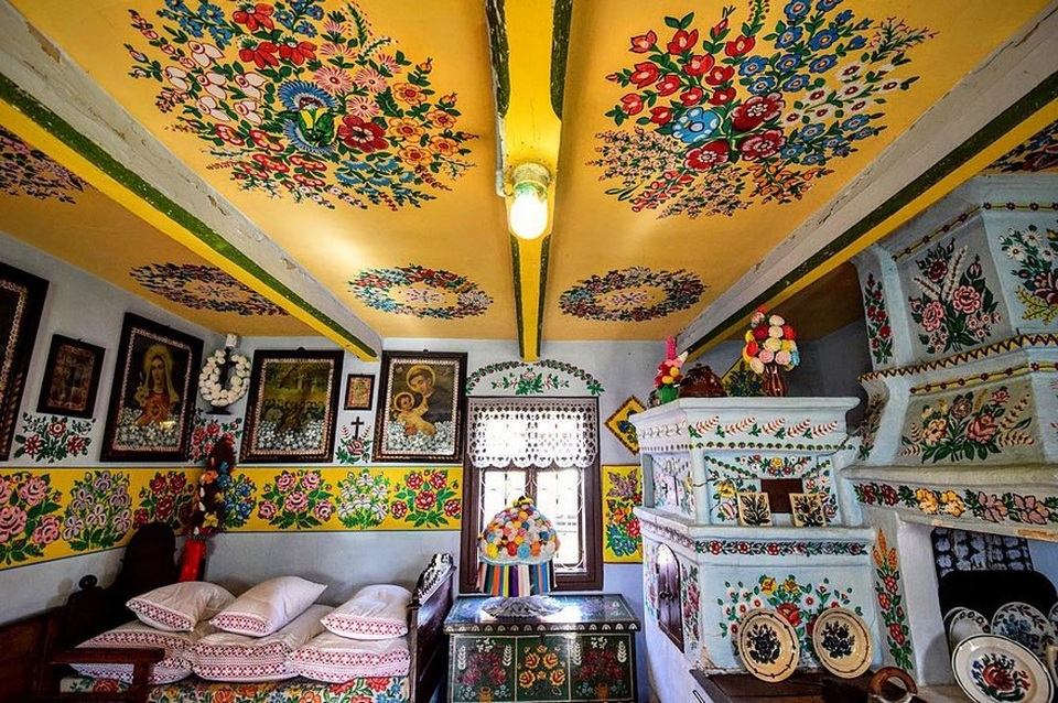 Giờ đây, mỗi căn nhà trong làng Zalipie đều được trang trí bằng các họa tiết hoa văn rực rỡ, có những ngôi nhà thậm chí phủ đầy hoa.