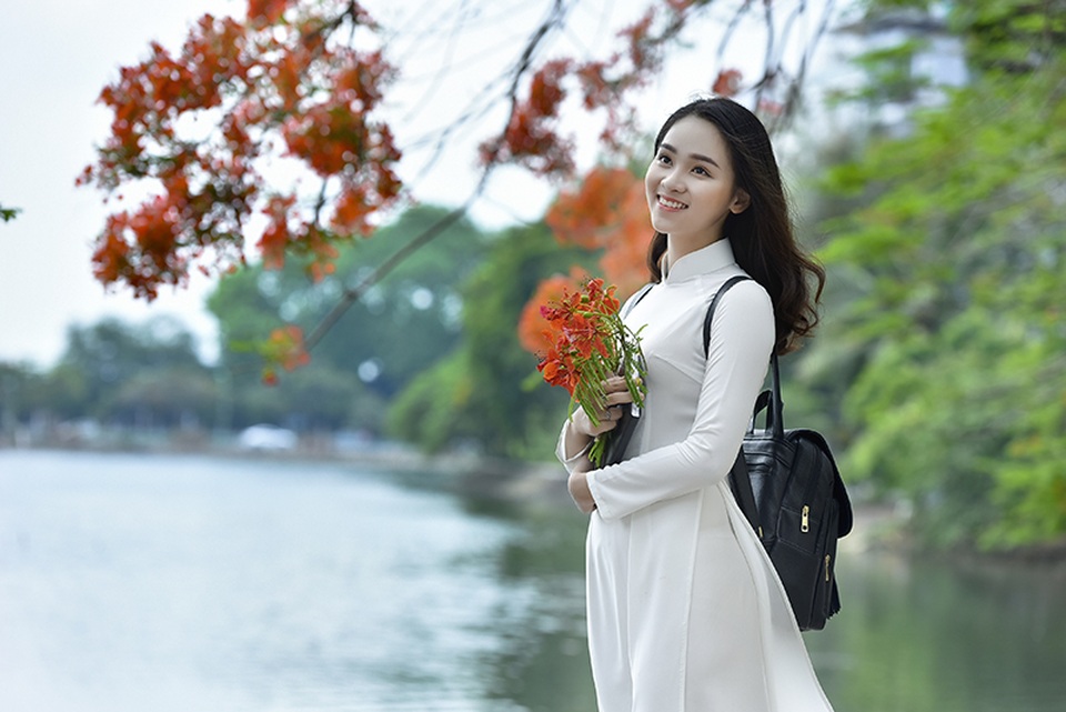 Nữ sinh tuổi 16 lãng mạn bên chùm hoa phượng đỏ - 8 Nữ sinh tuổi 16 lãng mạn bên chùm hoa phượng đỏ - 8
