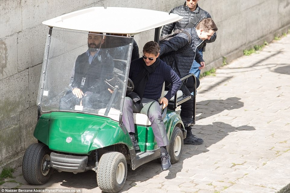 Tom Cruise dính nghi án “phim giả tình thật” - 12 Tom Cruise tỏ ra có tinh thần rất phấn chấn trên phim trường. Anh thường xuyên cười nói với các thành viên trong đoàn.