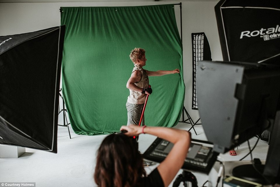 Bộ ảnh bao gồm cả việc chụp hình trong studio. Chị Sarah sử dụng thiết bị đặc biệt để trông như thể đang đứng trên đôi chân mình.