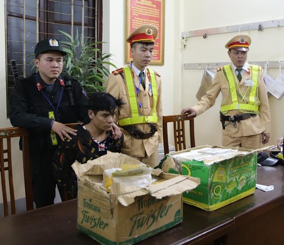 Bắt vụ vận chuyển 73 bánh heroin - 2
Đối tượng Thiệu cùng tang vật