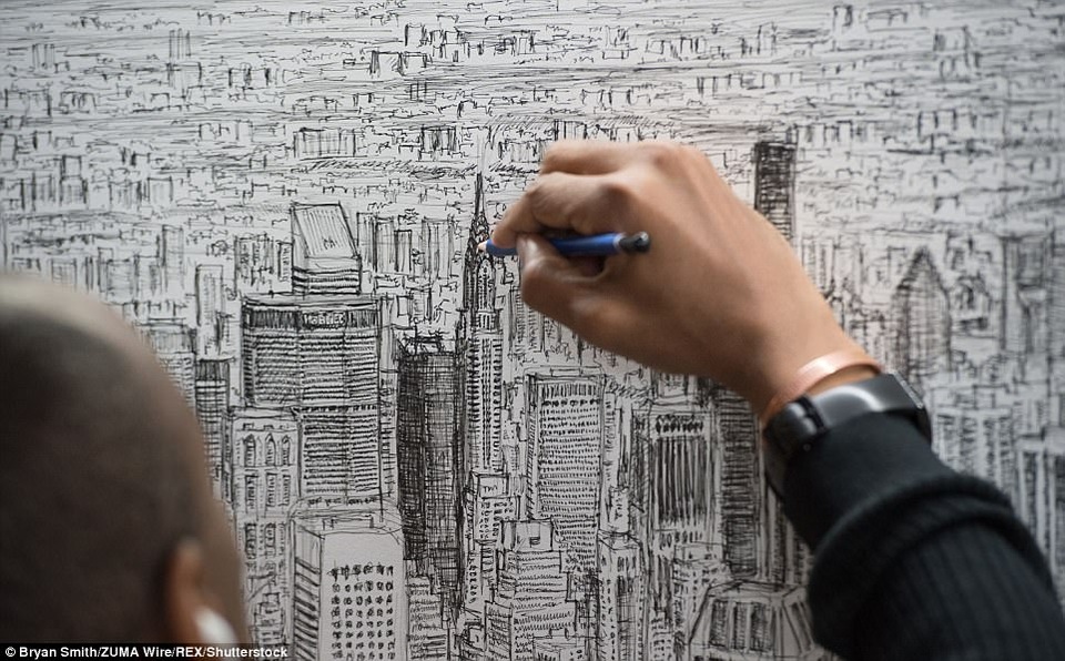 Họa sĩ mắc chứng tự kỷ gây sửng sốt với trí nhớ phi thường - 2 Họa sĩ Stephen Wiltshire thực hiện bức vẽ khổng lồ bằng bút chì và bút mực, hoàn toàn từ trí nhớ sau một cuộc du ngoạn kéo dài 45 phút bằng trực thăng quanh thành phố New York.