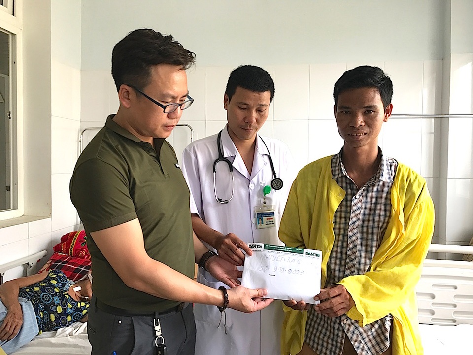 PV Dân trí trao 53.990.000 đồng cho anh Nguyễn Bá Phương - em trai anh Cường đang chăm sóc tại BVHNĐK Nghệ An.