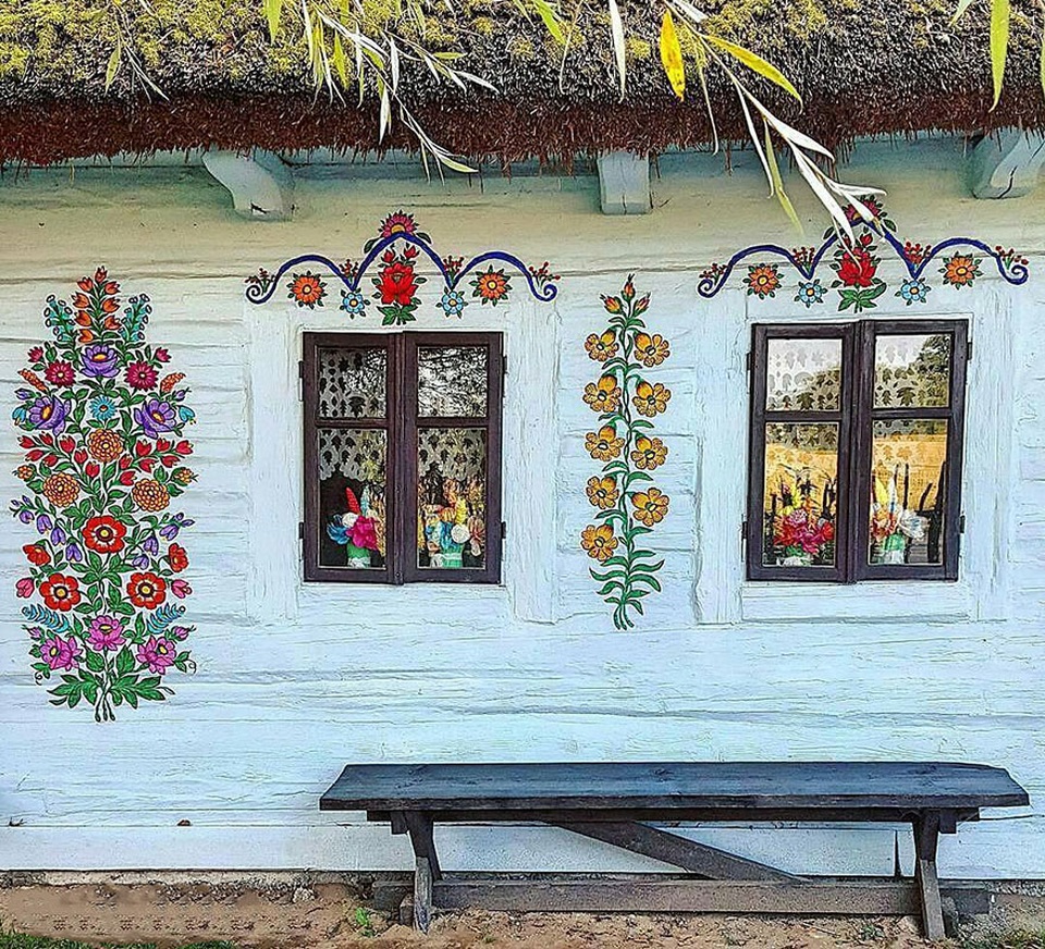 Làng Zalipie còn tổ chức một cuộc thi vẽ thường niên để người dân trong làng trổ tài họa sĩ. Chủ yếu chị em phụ nữ là người dự thi.