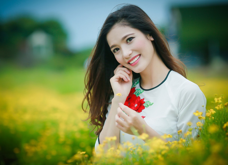 Nữ sinh khoe sắc kiều diễm giữa cánh đồng hoa - 9
Hoàng Thùy Linh (sinh năm 1996) - sinh viên Học viện Quản lý giáo dục