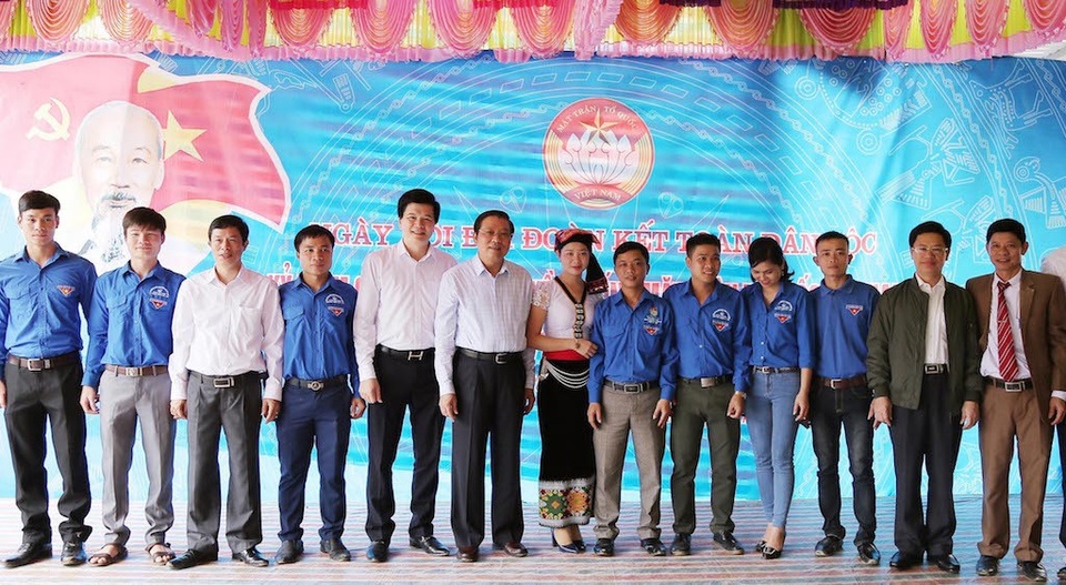 Trưởng Ban Nội chính Trung ương tặng quà, múa lăm vông cùng dân bản - 12 Ông Phan Đình Trạc chụp ảnh lưu niệm cùng lãnh đạo huyện Con Cuông.