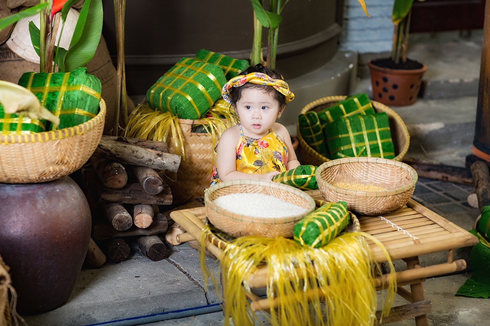 Mẫu nhí Mimi mặc áo gấm cực đáng yêu đón Tết - 1 Trần Khánh My (tên ở nhà Mimi) sinh ngày 5/6/2015. Mới được 1 tuổi rưỡi, bé Mimi đã là một người mẫu nhí, thường lên báo chuyên mục ảnh đẹp thiếu nhi.