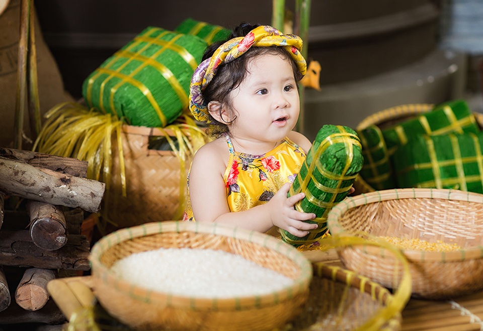 Mẫu nhí Mimi mặc áo gấm cực đáng yêu đón Tết - 2 Khánh My còn quá nhỏ để có thể tạo dáng chụp ảnh nhưng cô bé lại có những biểu cảm tự nhiên quá đỗi dễ thương.