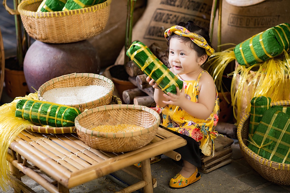 Mẫu nhí Mimi mặc áo gấm cực đáng yêu đón Tết - 3 Bộ ảnh này được mẹ của Mimi lên ý tưởng và thực hiện cho bé nhân dịp năm mới Tết đến
