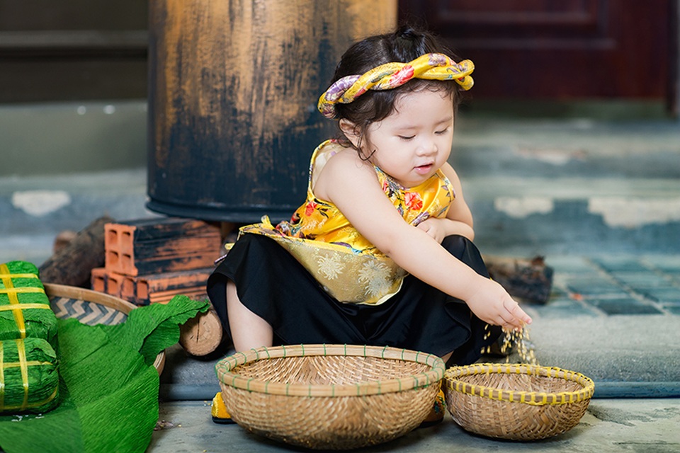 Mẫu nhí Mimi mặc áo gấm cực đáng yêu đón Tết - 4 Bé Mimi mặc bộ trang phục bằng gấm cách tân từ trang phục của phụ nữ Việt ngày xưa. Trên đầu cô bé còn đội một chiếc mấn xinh xắn. Đây là kiểu trang phục đang thịnh hành mùa Tết năm nay.
