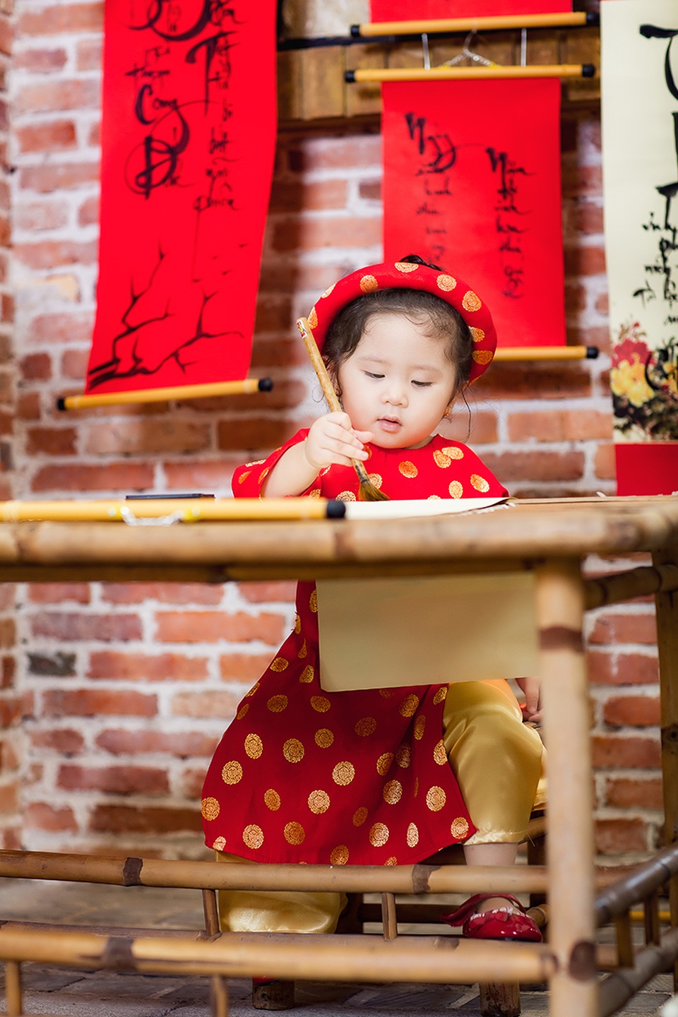 Mẫu nhí Mimi mặc áo gấm cực đáng yêu đón Tết - 6 Bé Mimi học viết thư pháp.