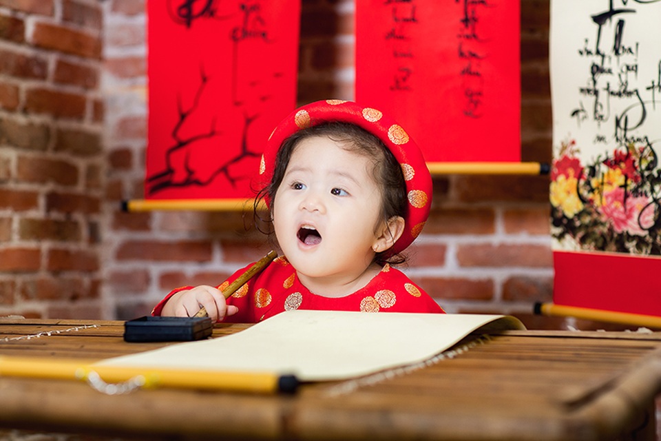 Mẫu nhí Mimi mặc áo gấm cực đáng yêu đón Tết - 7 Biểu cảm vô cùng đáng yêu của Mimi.