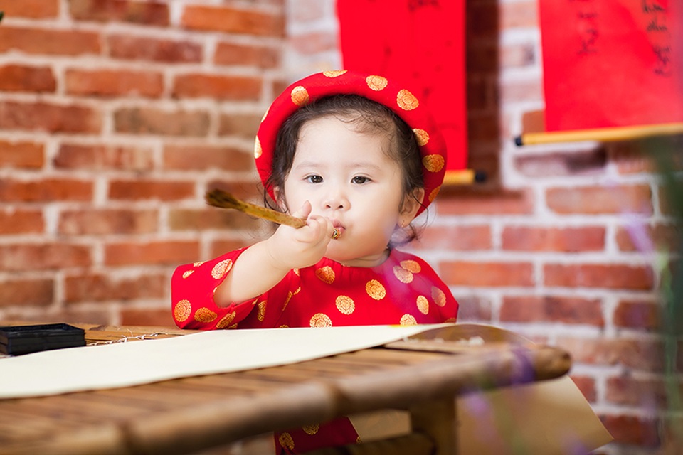Mẫu nhí Mimi mặc áo gấm cực đáng yêu đón Tết - 8 Mẫu nhí Mimi mặc áo gấm cực đáng yêu đón Tết - 8