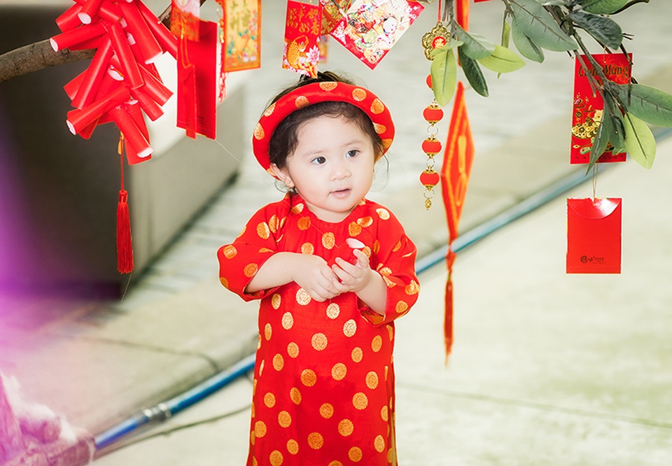 Mẫu nhí Mimi mặc áo gấm cực đáng yêu đón Tết - 9 Mimi có rất nhiều áo dài. Đây là loại trang phục mà mẹ bé rất thích diện cho con gái.