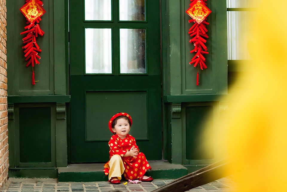 Mẫu nhí Mimi mặc áo gấm cực đáng yêu đón Tết - 10 Bộ áo dài đỏ này được Mimi dành mặc cho dịp Tết.