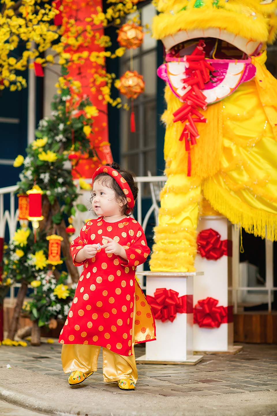 Mẫu nhí Mimi mặc áo gấm cực đáng yêu đón Tết - 13 Mẫu nhí Mimi mặc áo gấm cực đáng yêu đón Tết - 13