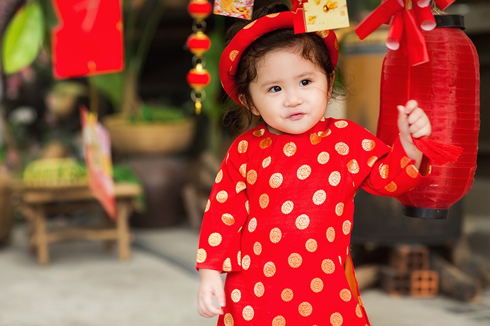 Mẫu nhí Mimi mặc áo gấm cực đáng yêu đón Tết - 15 Tết này, Mimi đã sang tuổi thứ hai. Bé và gia đình chúc độc giả một năm mới tốt lành, may mắn!