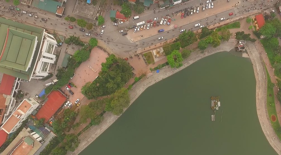 
Hồ Thành Công rộng gần 6ha nằm trong công viên Indira Gandhi thuộc quận Ba Đình – Hà Nội. Hồ có mặt nước trong xanh và là nơi tập thể dục lý tưởng của người dân sống quanh khu vực này.
