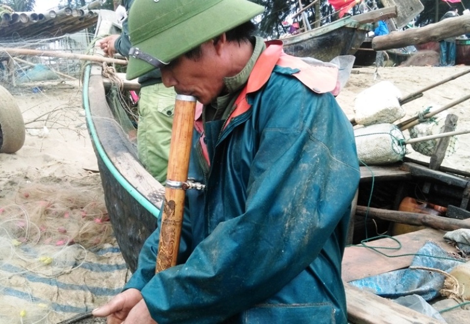 Trúng lớn mùa cá khoai đầu năm, ngư dân “hái” bạc triệu mỗi ngày - 8 Một ngư dân tranh thủ hút điếu thuốc lào sau chuyến ra khơi lạnh giá