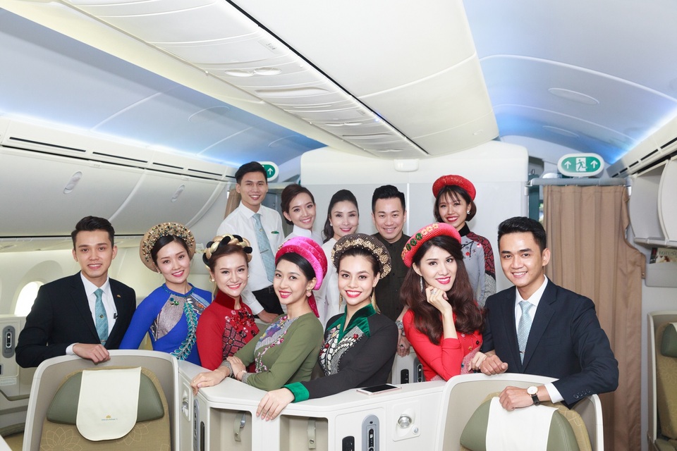 Tiếp viên hàng không trình diễn áo dài ở độ cao 10.000 mét - 9 Thông điệp mà Hãng muốn truyền tải trên 2 chuyến bay đặc biệt này là mỗi chuyến bay được phục vụ với chất lượng đẳng cấp quốc tế nhưng vẫn đậm đà bản sắc văn hóa dân tộc