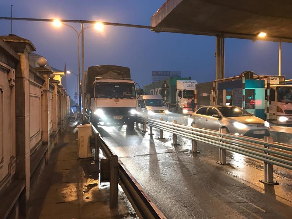 
Ngay sau khi hai chiếc xe con đi vào trạm BOT trả tiền lẻ, đơn vị quản lý trạm BOT đã cho cả xe ô tô đi vào làn xe máy, xe máy đi vào trong khu vực quản lý của trạm BOT để giúp giải quyết ùn tắc giao thông
