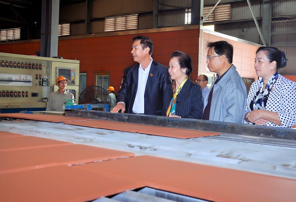 Người Anh hùng Lao động đất Mỏ và bí quyết đưa đất sét nung Việt ra “biển” lớn - 2 Chủ tịch Hội đồng Quản trị Nguyễn Quang Mâu (trái) giới thiệu về các dây chuyền sản xuất của Gốm Đất Việt khi Nguyên Phó Chủ tịch nước Nguyễn Thị Doan tới thăm công ty gần đây