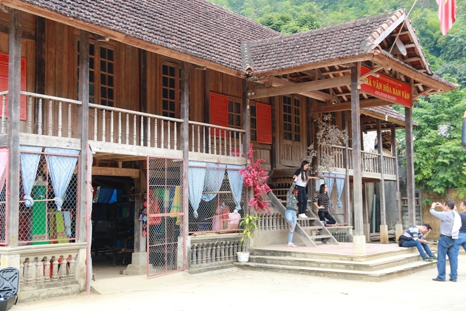 Tại các bản văn hóa du lịch ở Hòa Bình đều có nhà văn hóa. Đây là nơi sinh hoạt cộng đồng của người dân. Mỗi khi có đông du khách, các hoạt động văn hóa văn nghệ cũng được tổ chức tại đây để cho du khách hiểu hơn về văn hóa và con người bản địa.