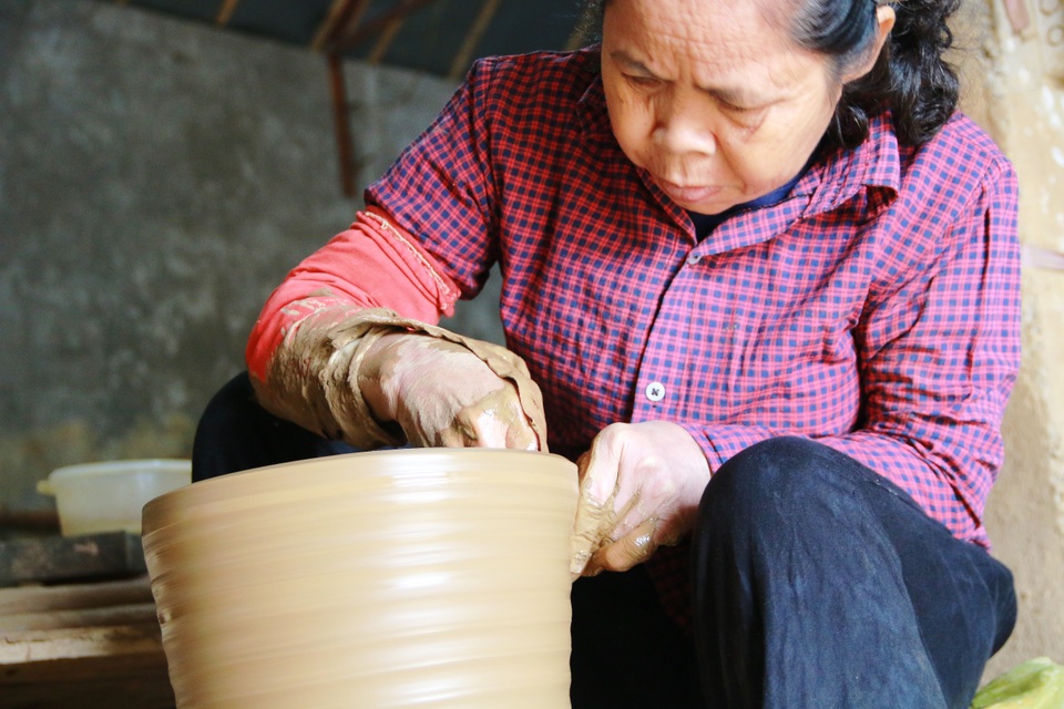 Ninh Bình: Làng gốm đỏ lửa phục vụ Tết Nguyên Đán Đinh Dậu - 8 Hàng bán ra nhiều nhất là vào dịp cận Tết Nguyên đán. Gốm Gia Thủy khi ra lò sẽ được các thương lái đến tận nơi thu mua, đưa đến các tỉnh như: Vĩnh Phúc, Hải Dương, Thanh Hóa hay vào tận miền Nam tiêu thu. Thợ làm gốm Gia Thủy giờ làm quanh năm cũng không hết việc.