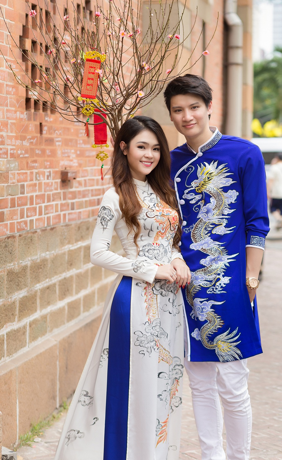 Cặp đôi “đũa lệch” Việt Nam - Na Uy rủ nhau đi dạo phố sắm Tết - 7 Như Thơ chia sẻ: “Anh qua bên đó từ hồi 10 tuổi nên cũng nhớ nhiều tập tục Tết Việt Nam. Em nói đến nhiều cái thì ảnh mới biết tại vì bên đó không đón Tết như bên mình, ví như là làm mứt hoa quả ngày Tết, hay như tục tảo mộ...”.