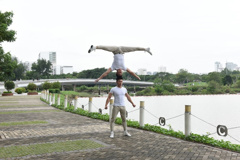 Dự án Saigon south Residences chỉ cách đô thị Phú Mỹ Hưng 5 phút di chuyển nên không gian xanh thoáng đãng tại khu đô thị “vườn” là nơi thích hợp cho 2 nghệ sĩ tập luyện