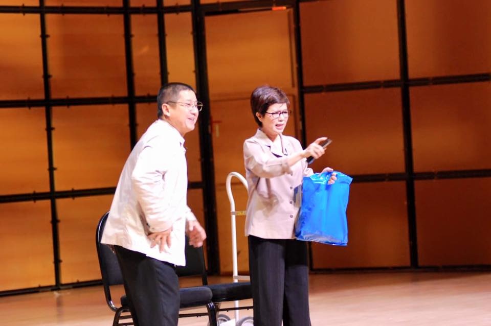 Không chỉ bên nhau giữa đời thường, cặp đôi cũng diễn xuất ăn ý trên sân khấu. Trong ảnh là hai vợ chồng lưu diễn tại Canada.