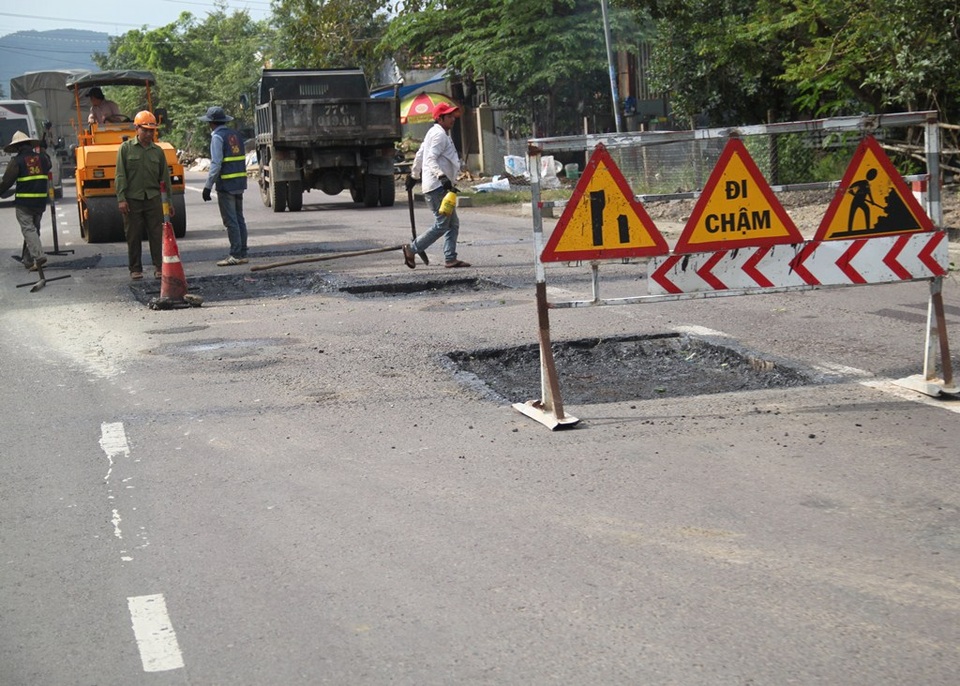 Bình Định: Xe ben cơi nới thùng, chở cát có ngọn “lộng hành” trên Quốc lộ 19 - 3 QL 19 đoạn qua thị trấn Phú Phong (huyện Tây Sơn) bị hư hỏng, trong đó có nguyên nhân do xe quá tải lưu thông nhiều