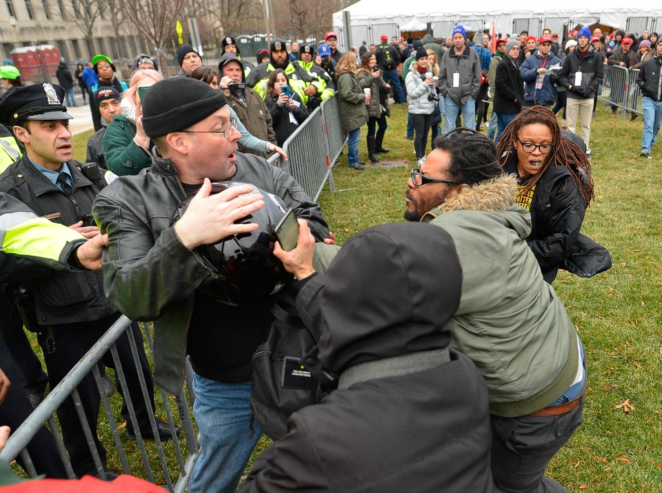 Cánh sát Mỹ bắt hơn 200 người biểu tình phản đối Tổng thống Trump - 11 Cánh sát Mỹ bắt hơn 200 người biểu tình phản đối Tổng thống Trump - 11