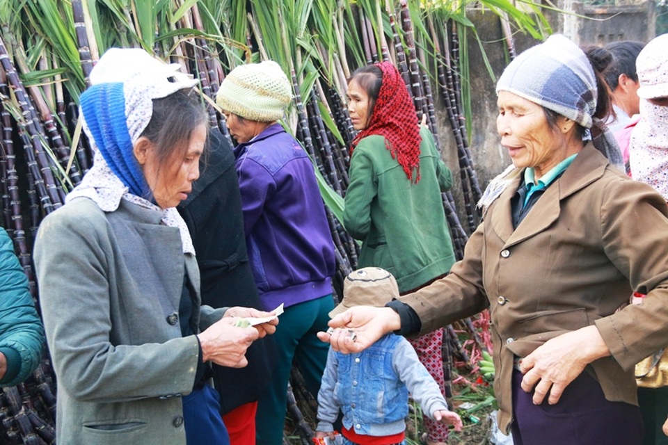 26 Tết đi chợ Thiều "mua may bán rủi" - 6
Cảnh mua bán tấp nập từ sáng đến tối, người trong làng, trong xã nên giá cả các mặt hàng không có giá thách. Giá đưa ra bao nhiêu, người mua bấy nhiêu cũng không trả giá.