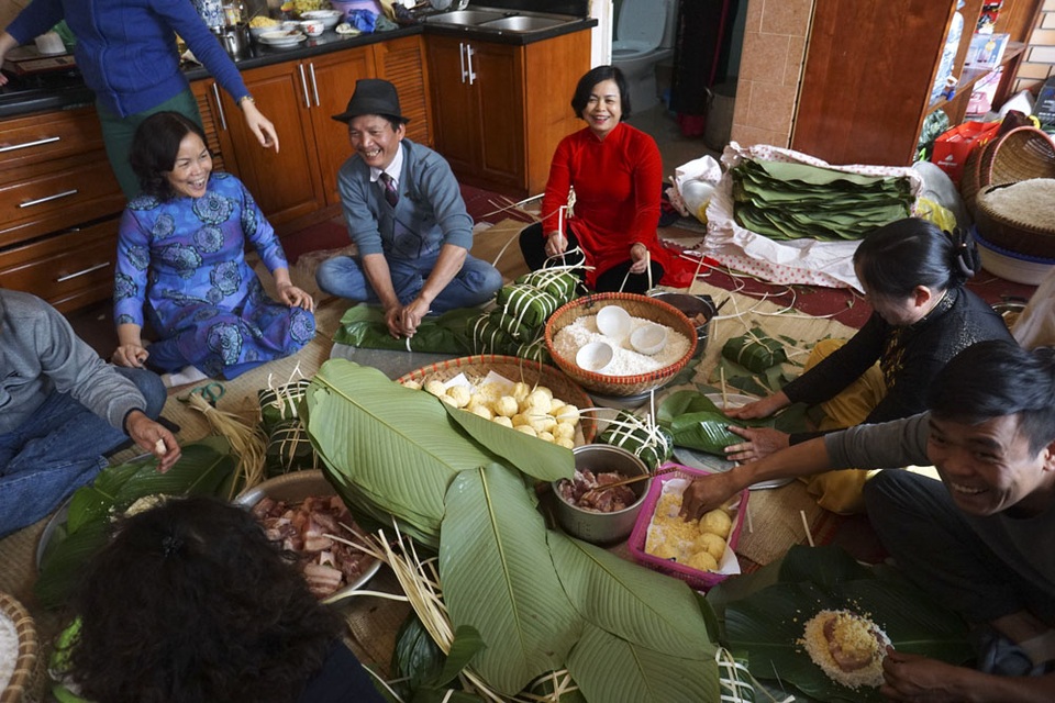 Cảnh gia đình Hà Nội ba thế hệ đầm ấm bên nồi bánh chưng Tết - 8
Ông Nguyện cho biết, câu đối tâm đắc nhất của chi họ Nguyễn Nhật là: “Gia đình hòa thuận quanh năm Tết. Con cháu thảo hiền bốn mùa xuân”.
