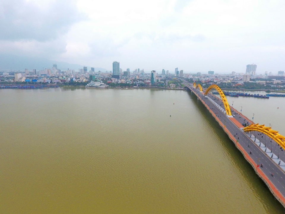 Ngắm Đà Nẵng từ trên cao trời đất vào xuân - 8 Dòng sông Hàn và Cầu Rồng