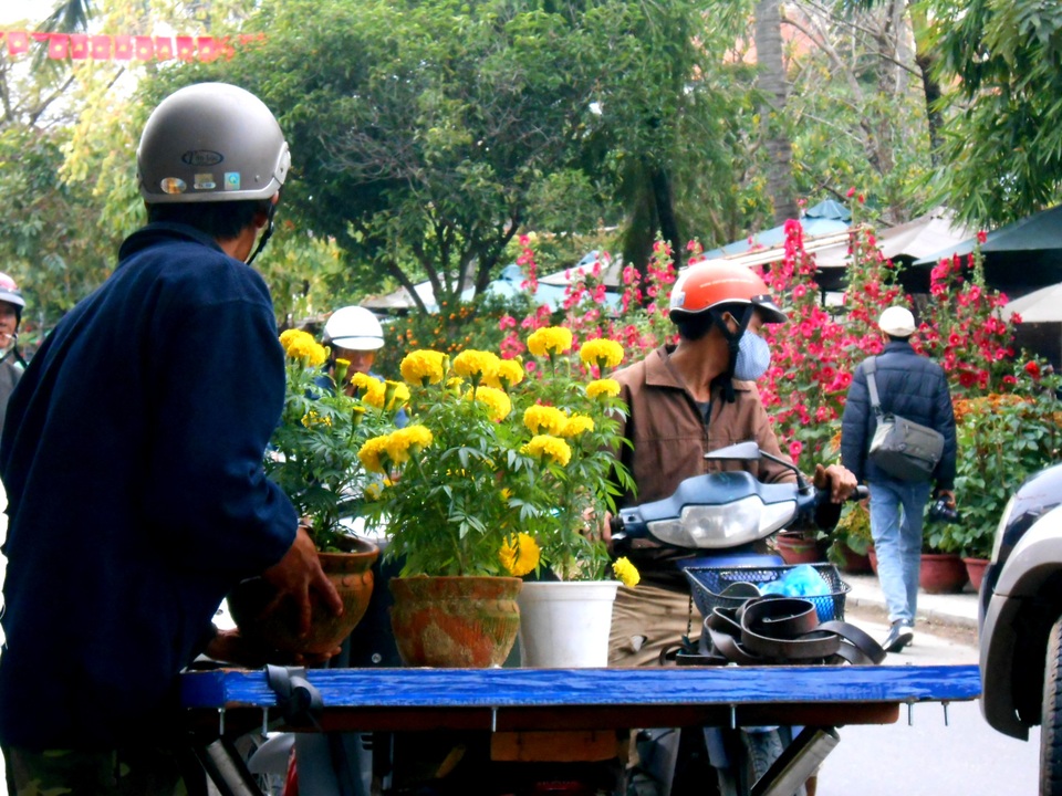 Tất bật mưu sinh với “nghề thời vụ” cuối năm - 8 Chở xuân về với mọi nhà. Đối với người lao động nghèo, Tết chỉ về khi có thu nhập kha khá từ những nỗ lực trong lao động