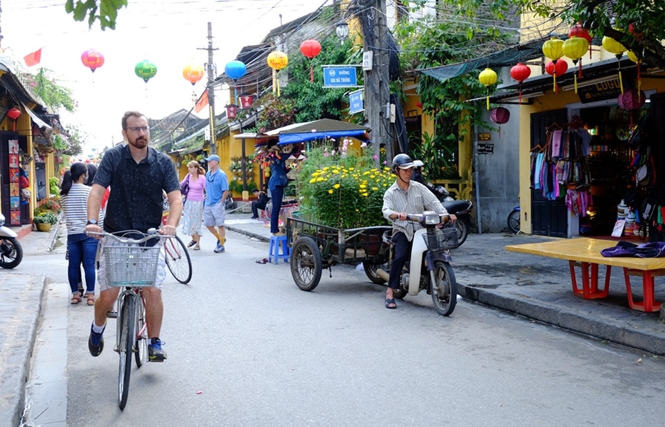 Người dân địa phương mua hoa cây cảnh về nhà trang trí đón Tết