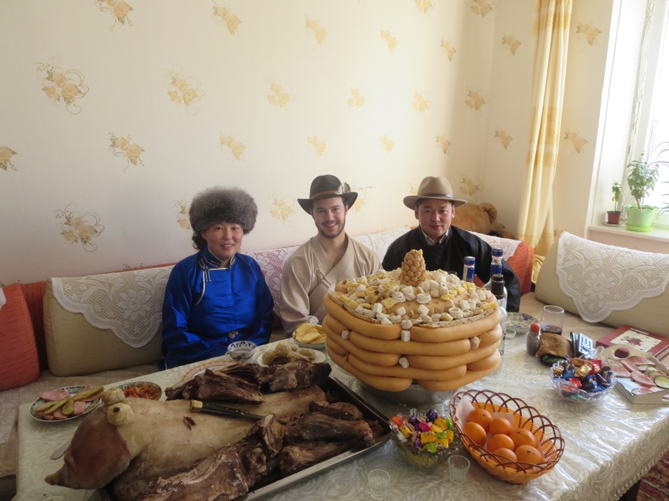 Người Mông Cổ bên bàn tiệc ngày đầu xuân