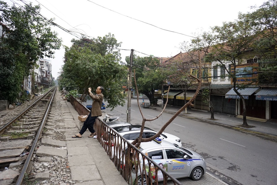 
Một người đang chụp ảnh ngôi nhà mình được trang trí đẹp mắt đón năm mới.
