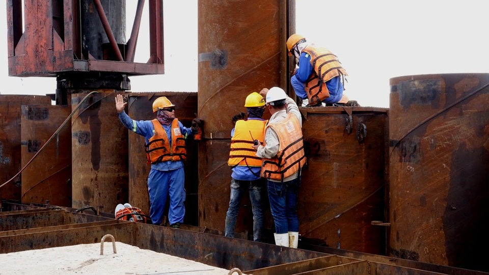 TPHCM: Hối hả nhịp lao động xuyên Tết trên công trường chống ngập - 8 Tập trung cao độ và phối hợp khá nhịp nhàng.