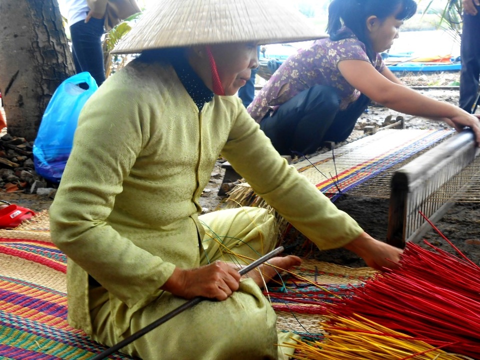 Hội An: Rộn ràng lễ giỗ Tổ nghề mộc Kim Bồng - 8 Hào hứng với trình diễn nghệ thuật làm chiếu