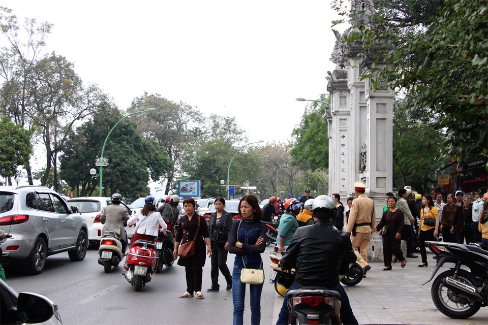 Người Hà Nội tấp nập đi chùa, đường phố ùn tắc kéo dài - 2 Phía trước cửa đền Quán Thánh giao thông khá lộn xộn.